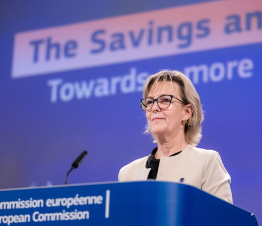 Bruselas critica a los Gobiernos por obstaculizar fusiones bancarias y advierte de que actuará para evitarlo