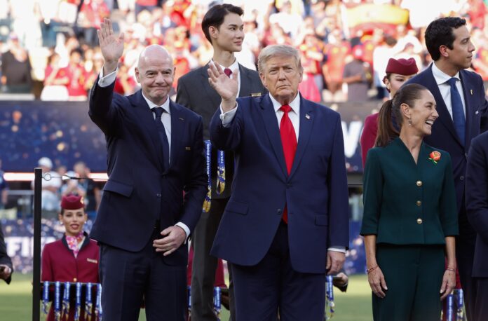El-espectaculo-del-futbol-continua-a-pesar-de-su-lado.jpg