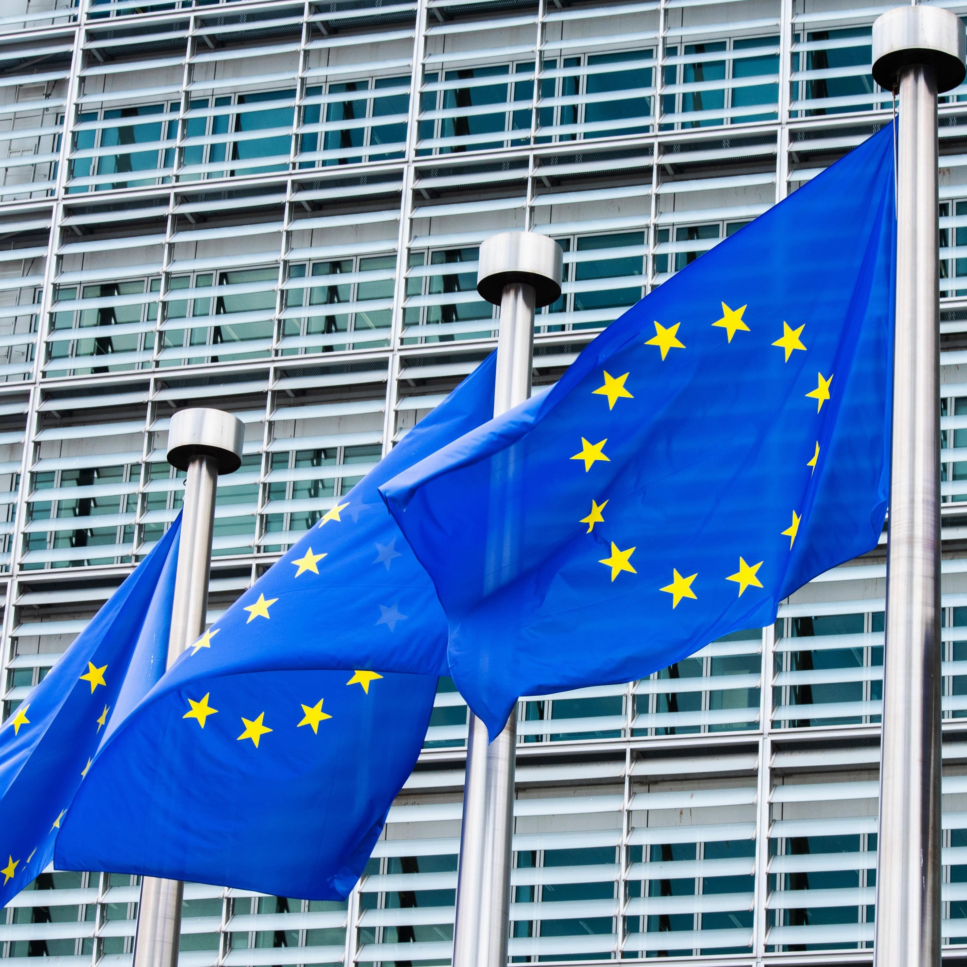 Banderas de la Unión Europea frente a la Comisión Europea, en Bruselas.