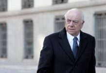 El juez sienta en el banquillo al BBVA y su expresidente Francisco González por los espionajes de Villarejo