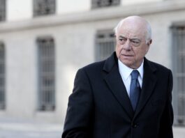 El juez sienta en el banquillo al BBVA y su expresidente Francisco González por los espionajes de Villarejo