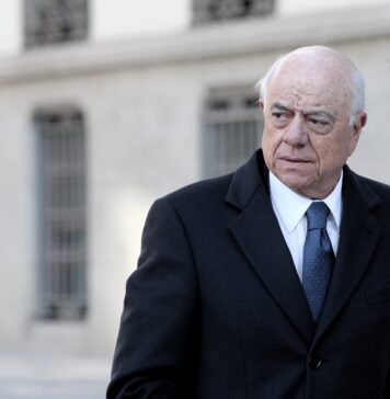 El juez sienta en el banquillo al BBVA y su expresidente Francisco González por los espionajes de Villarejo