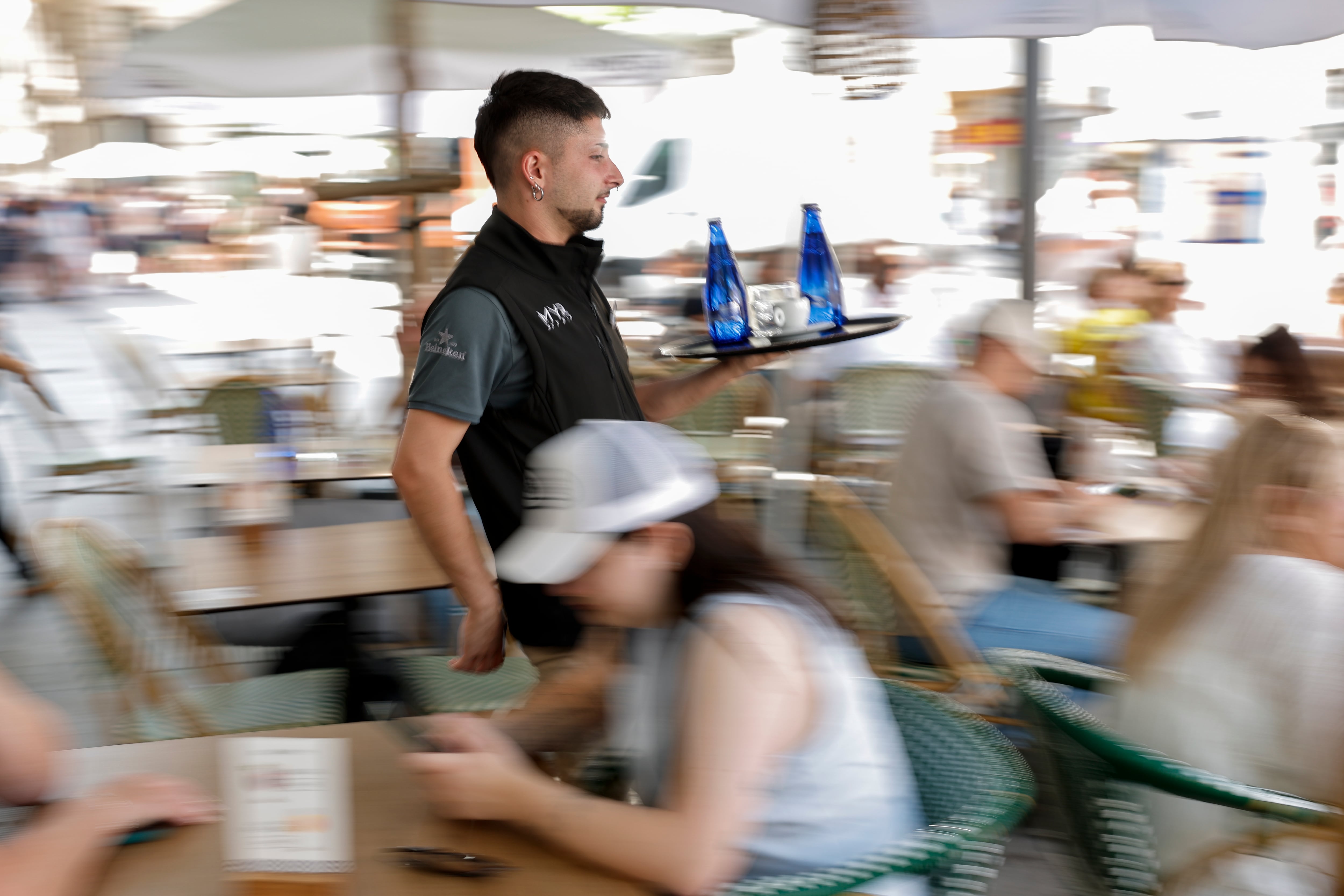 Un camarero realiza su trabajo en un bar de Valencia, en una imagen de archivo