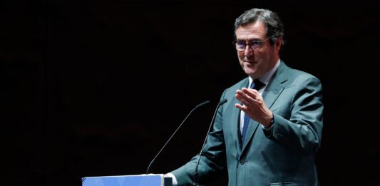 Garamendi llama a los sindicatos a revisar los convenios en los que se complementa el salario durante las bajas
