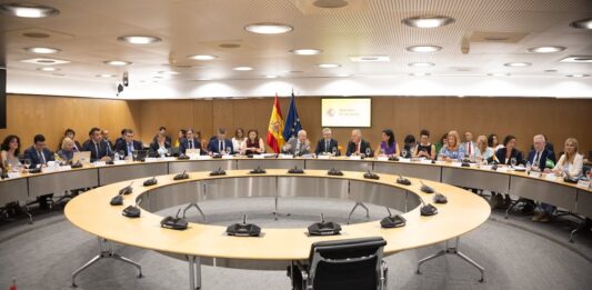 S&P calcula que la reforma de la financiación y la quita reducirían hasta un tercio la deuda autonómica | Economía