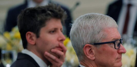 La demanda de Apple contra OpenAI saca a la luz la guerra por los nuevos dispositivos de IA | Economía