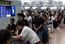 La Eurocámara aprueba la norma que permite a los menores sentarse con sus padres en el avión sin coste adicional