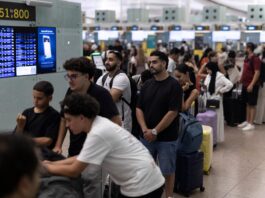 La Eurocámara aprueba la norma que permite a los menores sentarse con sus padres en el avión sin coste adicional