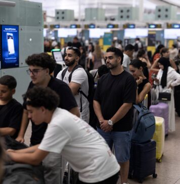 La Eurocámara aprueba la norma que permite a los menores sentarse con sus padres en el avión sin coste adicional