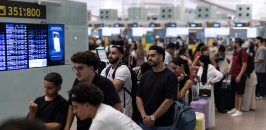 La Eurocámara aprueba la norma que permite a los menores sentarse con sus padres en el avión sin coste adicional