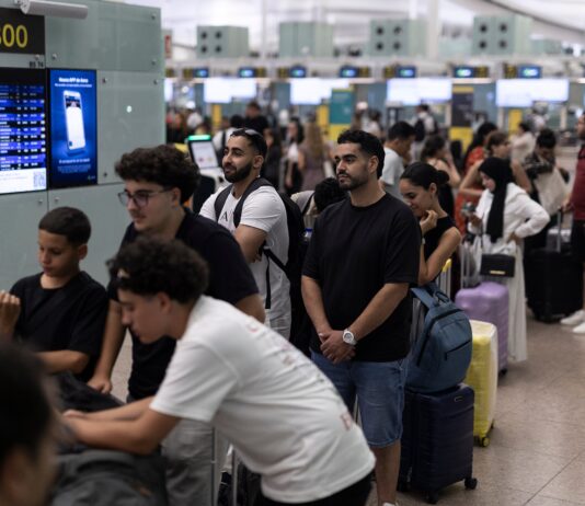 La Eurocámara aprueba la norma que permite a los menores sentarse con sus padres en el avión sin coste adicional