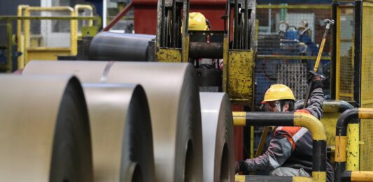 La UE recibe el nuevo acuerdo comercial con Estados Unidos elevando los aranceles al acero al 50%