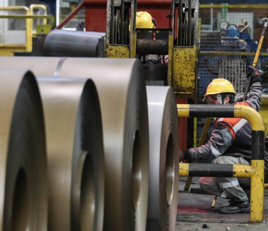La UE recibe el nuevo acuerdo comercial con Estados Unidos elevando los aranceles al acero al 50%