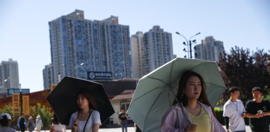 La economía china frena al 4,3% por la debilidad del consumo y la crisis inmobiliaria