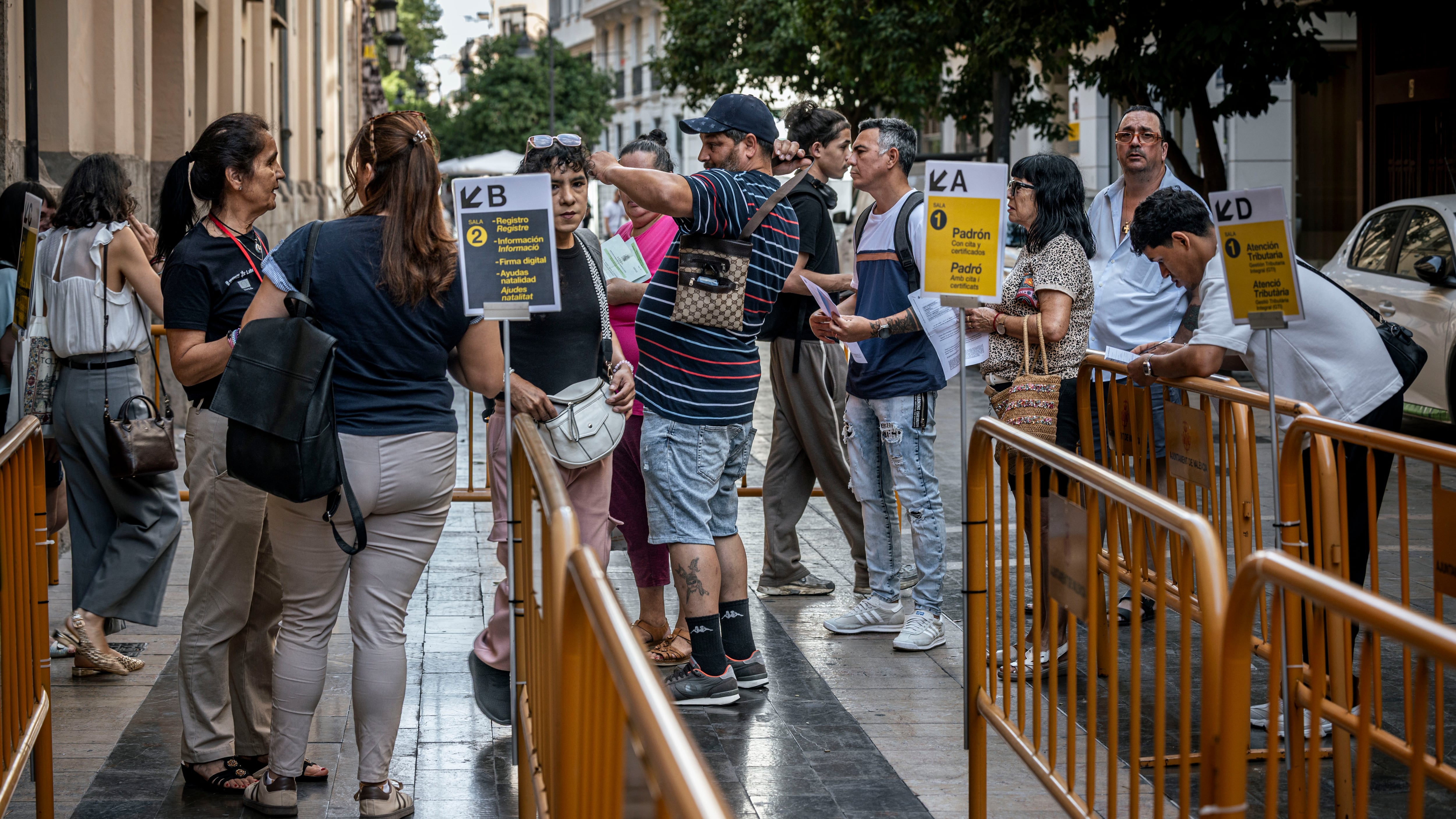 Varias personas hacen cola el pasado 29 de junio en Valencia para realizar los trámites del proceso de regularización extraordinario aprobado este año por el Gobierno. 


