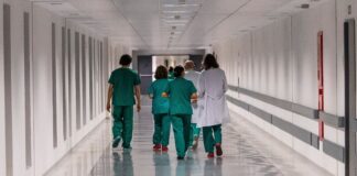 La relación entre las bajas laborales y las listas de espera sanitarias pone el foco sobre las comunidades autónomas