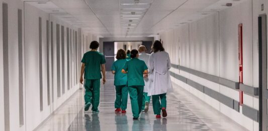 La relación entre las bajas laborales y las listas de espera sanitarias pone el foco sobre las comunidades autónomas