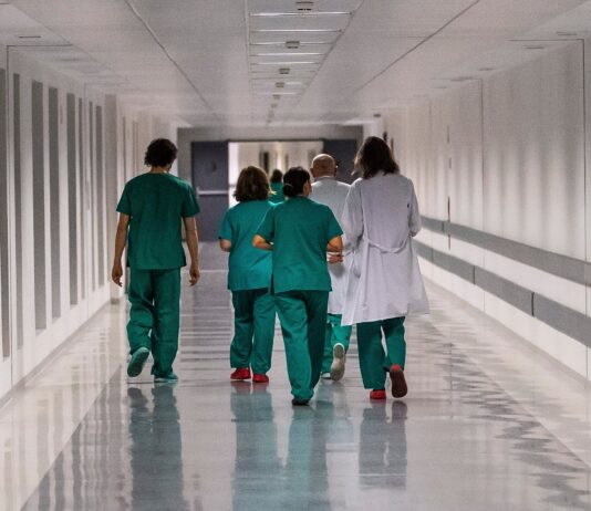 La relación entre las bajas laborales y las listas de espera sanitarias pone el foco sobre las comunidades autónomas
