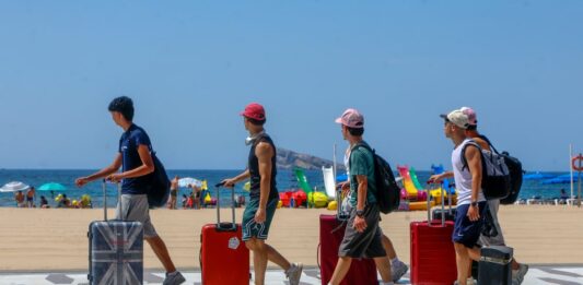 El trasvase de turistas a España por la crisis en Irán eleva un 4,2% la facturación del sector en el segundo trimestre | Economía