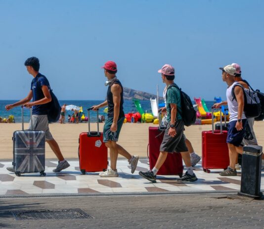 El trasvase de turistas a España por la crisis en Irán eleva un 4,2% la facturación del sector en el segundo trimestre | Economía