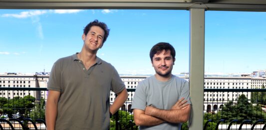 Más allá de LinkedIn: la IA que conecta a las empresas tecnológicas a clientes sin huella digital