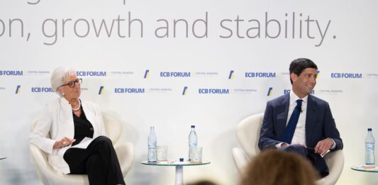 Warsh entona la melodía del ‘halcón’ en Europa: “Nuestro trabajo es la estabilidad de precios” | Economía