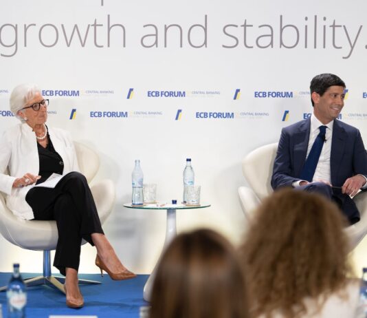 Warsh entona la melodía del ‘halcón’ en Europa: “Nuestro trabajo es la estabilidad de precios” | Economía