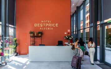 Entrada a las 15, salida antes de las 12: por qué cada vez se accede más tarde y se sale más pronto de los hoteles | Economía