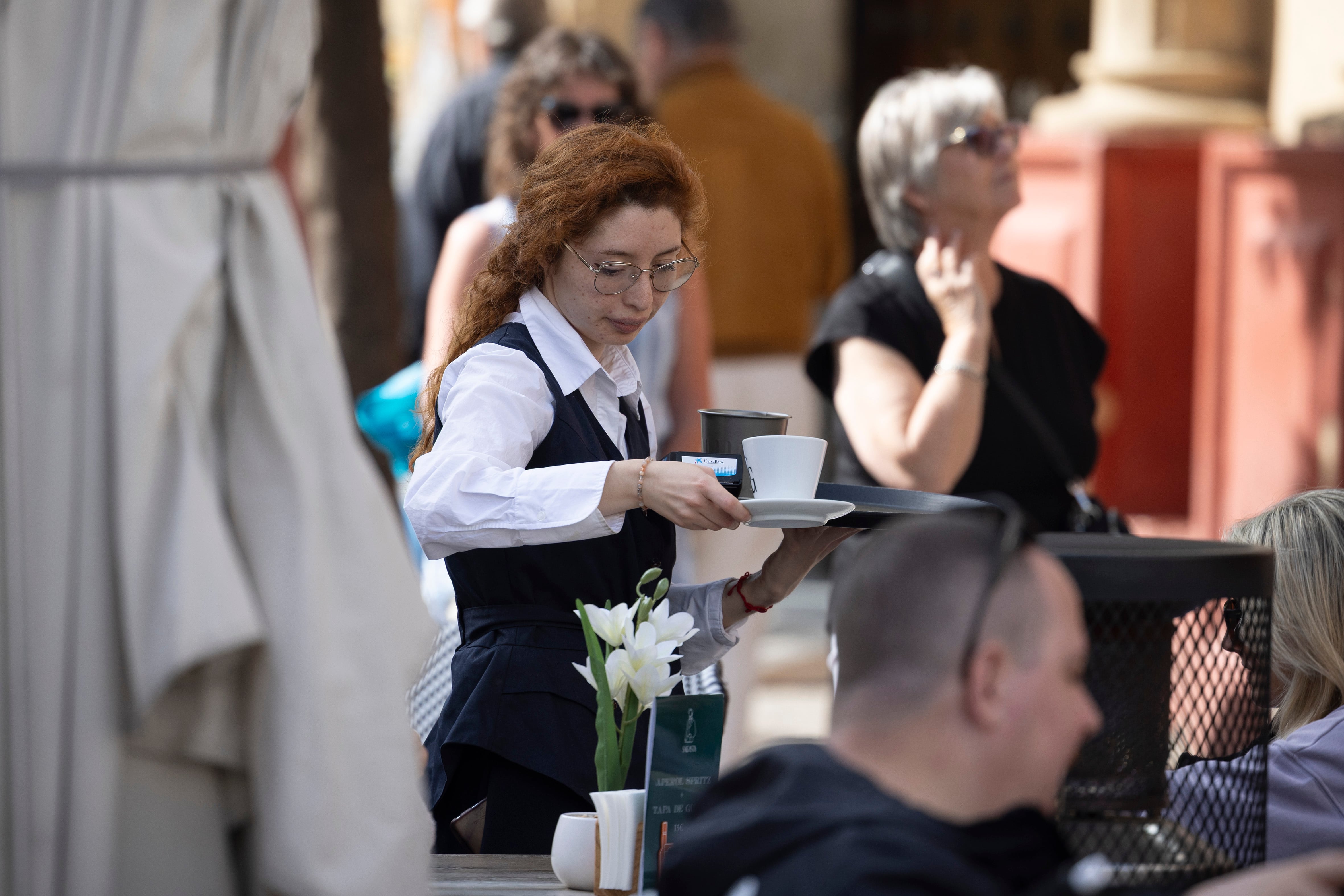 Una empleada de hostelería en una terraza de Sevilla, en marzo de 2026.