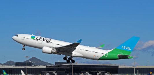 Tres aviones problemáticos y la competencia por Estados Unidos causan el repliegue de Level en Barcelona | Economía