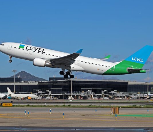 Tres aviones problemáticos y la competencia por Estados Unidos causan el repliegue de Level en Barcelona | Economía