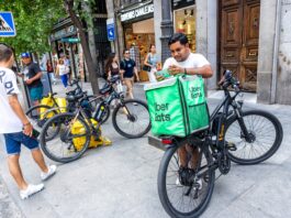 Uber Eats sigue operando con repartidores autónomos seis meses después de anunciar que renunciaba a ellos