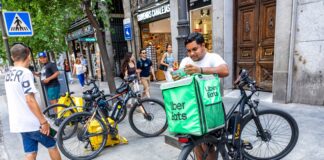 Uber Eats sigue operando con repartidores autónomos seis meses después de anunciar que renunciaba a ellos