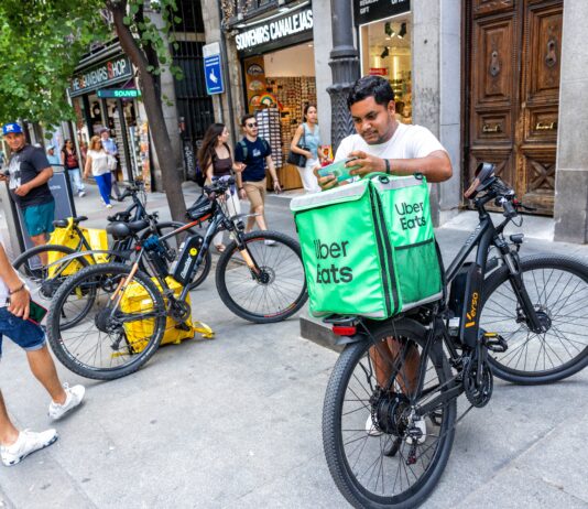 Uber Eats sigue operando con repartidores autónomos seis meses después de anunciar que renunciaba a ellos