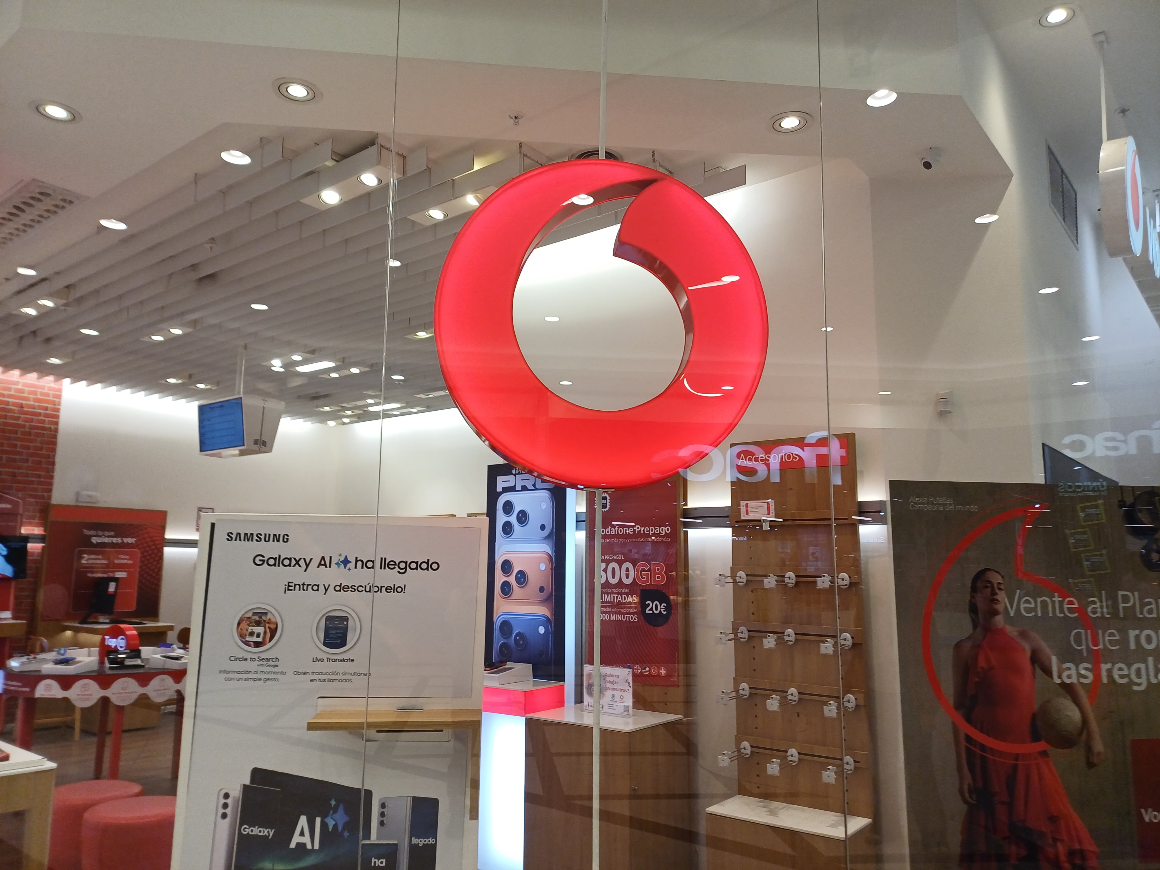 Una tienda de Vodafone en un centro comercial de Madrid.