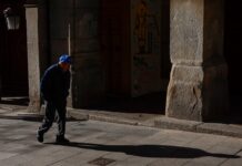 Mi comunidad no aprueba el ascensor a pesar de que algunos vecinos tenemos más de 70 años, ¿podemos reclamarlo en los tribunales? | Consultorio de Vivienda