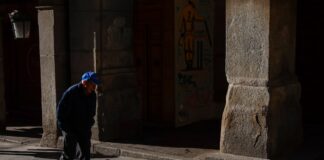 Mi comunidad no aprueba el ascensor a pesar de que algunos vecinos tenemos más de 70 años, ¿podemos reclamarlo en los tribunales? | Consultorio de Vivienda