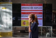 El paro de los extranjeros repunta ligeramente en plena regularización, pese a que casi siempre retrocede en junio | Economía