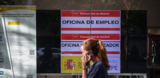 El paro de los extranjeros repunta ligeramente en plena regularización, pese a que casi siempre retrocede en junio | Economía