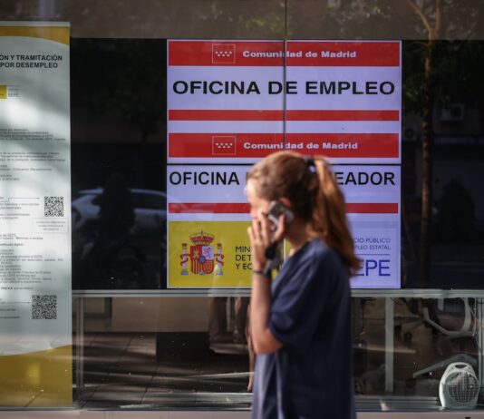 El paro de los extranjeros repunta ligeramente en plena regularización, pese a que casi siempre retrocede en junio | Economía