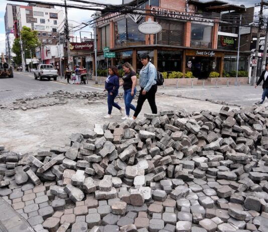 Alcaldes y prefectos podrían ser destituidos si no continúan las obras públicas iniciadas por sus antecesores, según proyecto de ley | Política | Noticias